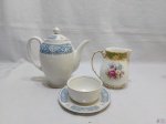 Lote composto de 3 peças de servir chá, café em porcelana inglesa floral, sendo o bule e a jarra com restauro e a manteigueira sem tampa. Medindo o bule 19,5cm de altura.