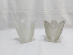 Par de cúpulas em vidro fosco. Medindo 13cm de altura x 14cm de diâmetro de bojo x 4cm de diâmetro de boca.