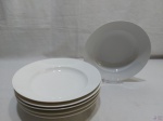 Jogo de 6 pratos fundos em porcelana branca, alguns com marcas francesas no verso. Medindo 22cm de diâmetro.