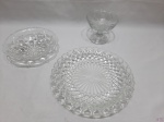 Lote composto de prato de doces, petisqueira e mini fruteira em vidro moldado. Medindo prato:24 cm de diâmetro.