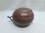 Caixa decorativa em cobre dourado na forma de Noz. Medindo 21cm x 17,5cm de boca x 17,5cm de altura. Falta a alça da tampa.
