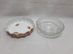 Lote composto de bowl em vidro moldado e travessa redonda em porcelana Real Calorama canelada. Medindo a travessa 21,5cm de diâmetro x 5,5cm de altura.