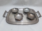 Bandeja com 4 taças de sobremesa em prata 90. Medindo a bandeja 45cm alça alça x 29cm de largura. Necessita de limpeza.