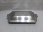 Travessa retangular em vidro temperado com tampa em aço inox. Medindo a travessa 39,5cm x 23,5cm x 5,5cm de altura.