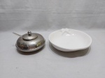 Lote composto de farinheira com colher em aço inox e bowl em porcelana branca . Medindo o bowl 25cm de diâmetro x 5,5cm de altura.