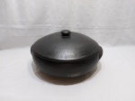 Grande panela redonda com tampa em barro com patina preta. Medindo 34cm de diâmetro x 12cm de altura.