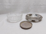 Lote composto de pãozeira em aço inox, bowl em vidro moldado e salva em prata 90. Medindo o bowl em vidro moldado 21cm de diâmetro x 8,5cm de altura.