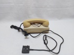 Antigo telefone de disco da marca Telemig na cor creme. Produto não testado..