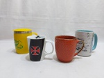Lote de 3 canecas diversas em porcelana e 1 caneca térmica para colecionador. Medindo a térmica 11,5cm de altura.