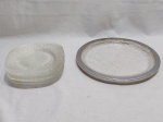 Prato de servir bolo em acrílico com 7 pratinhos de bolo em vidro moldado. Medindo o prato de servir 30,5cm de diâmetro.