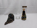Lote de vaso em vidro incolor, peanha de parede em gesso pintado e Imagem de Nossa Senhora Aparecida em resina de poliéster oficial do Santuário Nacional. . Medindo a imagem 15cm de altura.