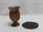 Lote de vaso floreira em pedra sabão e base em lâmina de rocha. Medindo o vaso 16,5cm de altura.