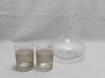 Lote de decanter em demicristal incolor e 2 copos em vidro jateado com friso ouro.
