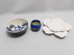 Lote diverso, composto de castiçal em vidro, bowl em porcelana e presentuir em porcelana na forma de flor. Medindo o bowl 16cm de diâmetro x 6,5cm de altura.