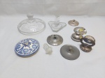Lote com 11 tampas diversas. Sendo 3 em vidro, 2 em estanho, 5 em metal e 1 em porcelana. Medindo a maior 18cm de diâmetro.