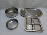 Lote diverso em aço inox, sendo uma bandeja para assados, petisqueira com 4 divisões e 2 bowls. Medindo a bandeja de assados 38,5cm x 25cm.