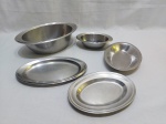 Lote de 5 travessas em aço inox, sendo 3 travessas rasas e 2 fundas. Medindo a maior 26,5cm x 17,5cm x 7,5cm de altura.