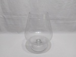 Centro de mesa em vidro incolor na forma de taça. Medindo 25cm de altura x 11cm de diâmetro de boca e 18cm de diâmetro de bojo.