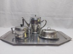 Jogo de 4 peças de servir chá, café em aço inox. Composto de bandeja, bule, açucareiro e manteigueira. Medindo a bandeja 52cm x 32,5cm.