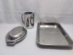 Lote diverso, composto de tabuleiro retangular, travessa com tampa e jarra de suco, água, peças em aço inox. Medindo o tabuleiro 42,5cm x 30,5cm x 5cm de altura.
