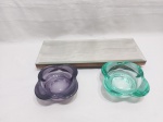 Lote composto de bandeja com fundo espelhado e 2 bowls em grosso vidro pesado colorido. Medindo a bandeja 40cm x 15cm..