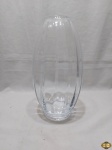 Lindo vaso floreira em vidro canelado. Medindo 31cm de altura x 15,5cm de diâmetro de bojo.