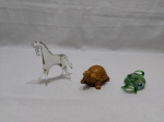 Lote composto de 3 enfeites, enfeite na forma de cavalo em cristal, uma tartaruga em porcelana e ratinho em vidro. Medindo o maior 9cm de altura.