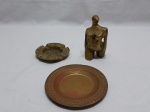 Lote composto de cinzeiro em bronze, escultura em bronze e salva em latão. Medindo a escultura 12cm de altura.