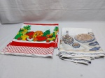 2 Toalhas de mesa em bom estado de conservação. Peças lindas, medindo a vermelho:150 x 150cm. Peças com marcas de guardado.