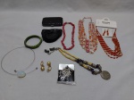 Lote de bijuterias. Composto por brincos, pulseiras, colares, etc.