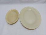 Lote de 2 travessas ovais rasas em vidro opalinado Colorex. Medindo a maior 31cm x 24,5cm.
