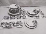 Jogo de 18 pratos em porcelana com flor estampada e 6 jogos americanos em tecido. Jogo composto de 5 pratos rasos, 5 pratos fundos, 4 pratos de sobremesa e 4 pratos de pão.