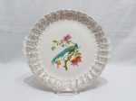 Lindo prato de servir bolo, pudim em porcelana americana com relevos, pintura de ave e borda ouro. Medindo 26,5cm de diâmetro.