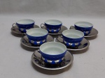 Jogo de 6 xícaras de café em porcelana com suporte e pires em aço inox Tramontina.