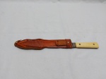 Antiga faca, punhal com punho em osso, lâmina em aço carbono e bainha em couro Descalvado L.S. nº8. Medindo 30,5cm de comprimento total sem bainha x 19,5cm de comprimento da lâmina.