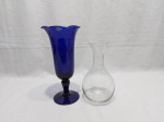 Vaso floreira em vidro azul cobalto Belga e decanter em vidro incolor. Medindo o vaso 25,5cm de altura x 12cm de altura.