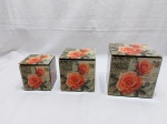 Jogo de 3 caixas cúbicas em vidro com estampa floral. Medindo a maior 13cm x 13cm x 13cm de altura.