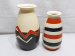 Lote de 2 vasos, floreira em cerâmica pintada. Medindo 25cm de altura.