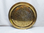 Medalhão redondo em latão dourado ricamente cinzelado. Medindo 45cm de diâmetro.