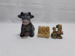 Lote diverso, composto de porta treco em porcelana na forma de vaca, casal em resina, macacos sábios em resina. Medindo a vaca 16cm de altura.