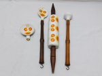 Jogo de colher de servir, socador de alho, concha sem cabo e rolo de massa em porcelana porcelanarte flor laranja e cabo em madeira. Medindo a colher 40cm de comprimento.