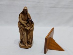 Escultura em gesso na forma de santa com criança e peanha em madeira para pendurar. Medindo a imagem 19cm de altura.