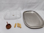 Lote composto de travessa retangular em aço inox, petisqueira com 3 divisões em vidro, etc. Medindo a travessa 39cm x 28cm.