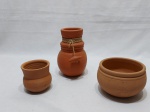 Lote composto de 3 vasos floreiras em cerâmica crua. Medindo o maior 16cm de altura.