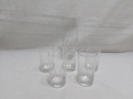 Jarra coqueteleira com 5 copos em vidro com lapidação losango. Medindo a jarra 20cm de altura x 8,5cm de diâmetro e os copos 9,5cm de altura x 5,5cm de diâmetro.