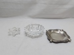 Lote de 2 cinzeiros em vidro e 1 cinzeiro em aço inox. Medindo o maior em aço 13cm x 13cm. Leve bicado em um de vidro.