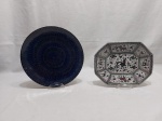 Lote composto de 2 pratos decorativos em cerâmica vitrificada. Medindo o redondo 29cm de diâmetro.