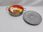 Lote composto de travessa em vidro temperado com suporte em prata 90 e prato em cerâmica. Medindo o suporte 23cm de diâmetro x 7cm de altura.