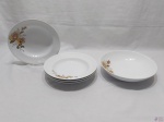 Jogo de 4 pratos fundos e uma travessa redonda funda em porcelana Schmidt com pintura floral. Medindo os prato 23cm de diâmetro e a travessa 24,5cm de diâmetro x 6cm de altura. Pratos com leve bicado e um leve fio de cabelo na travessa.