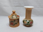 Lote composto de vaso floreira e pote com tampa em porcelana pintada à mão com pintura floral. Medindo o vaso 19cm de altura.